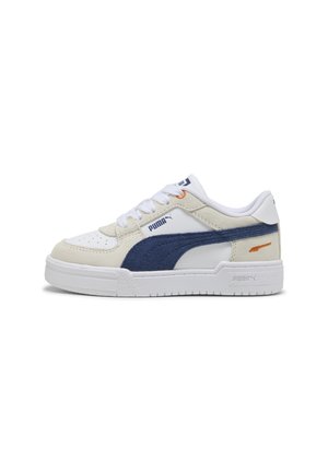Baskets Puma blanches et beiges avec une bande en daim bleu marine, détail orange près du talon, lacets blancs et semelle texturée sur un fond blanc.