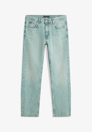 Gaiši zili izbalējuši džinsa džinsi ar priekšējo pogu, rāvējslēdzēju, jostas cilpām un piecu kabatu dizainu, izklāti plakani uz baltas virsmas.