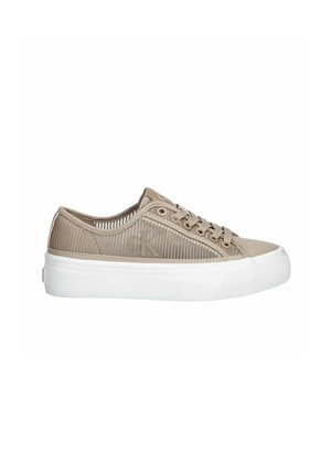 Sneaker beige basso con motivo a righe, chiusura frontale con lacci, suola spessa bianca e logo Calvin Klein in rilievo discreto sul lato.