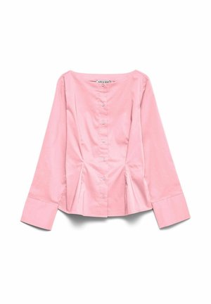 Blouse rose à manches longues avec boutons sur le devant, larges poignets et plis à la taille, étalée à plat sur un fond blanc.