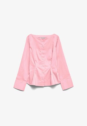 Rozā krāsas blūze ar gariem piedurknēm, priekšpusē pogas, platas aproces un krokojumi jostasvietā, izklāta uz balta fona.