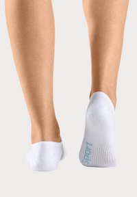 Weiße, knöchelhohe Socken aus weichem Stoff, mit geripptem Muster und einem hellblauen Logo an der Ferse.