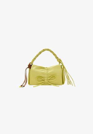 Sac à main en cuir jaune citron avec une anse tressée, un détail nœud sur le devant et des accents frangés. Texture lisse et forme structurée.