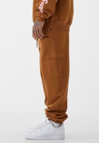 9N1M SENSE ESSENTIAL - Tepláky - brown