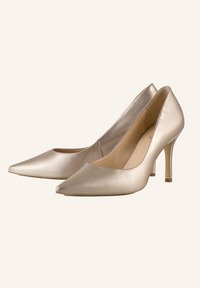 Bottines dorées métalliques à talons hauts avec un bout pointu et une texture lisse, présentant un talon fin et un subtil détail découpé sur les côtés.