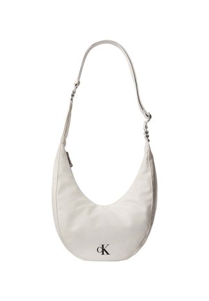 Sac d'épaule en cuir blanc en forme de croissant avec sangle réglable, fermeture à glissière et logo Calvin Klein noir sur le devant.