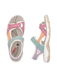 Sandales colorées avec des sangles roses, orange et bleues, dotées d'une fermeture Velcro, d'un pied rembourré et d'une semelle beige texturée.