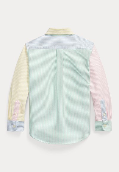 Πουκάμισο με μακριά μανίκια και κουμπιά, με παστέλ κάθετες ρίγες σε κίτρινο, μπλε, πράσινο και ροζ, εμφανίζεται από πίσω.