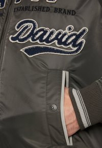 Camp David COLLEGE MIT LOGO - Bombera - medium khaki