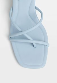 Stradivarius Sandaalit nilkkaremmillä - blue