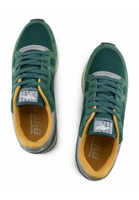 Scarpe sportive verdi realizzate in mesh e suede, con accenti gialli, dettagli grigi, design con lacci e una soletta imbottita.