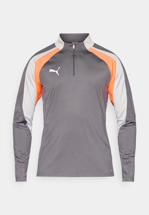 Maglietta a maniche lunghe grigia per performance con zip a metà, dettagli color blocco arancione e grigio, con logo bianco sul petto.