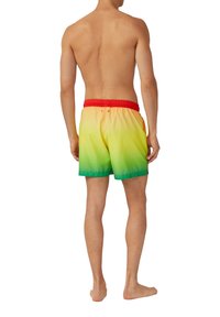 Zwemshorts voor heren met een gradient ontwerp, overgaand van geel naar groen, voorzien van een rode elastische tailleband en twee zijzakken.