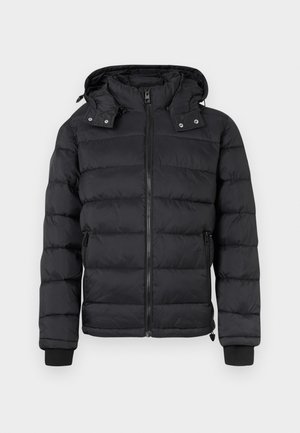 Černá vycpaná bunda s předním zipem, odnímatelnou kapucí a žebrovanými manžetami. Obsahuje prošívanou texturu a boční zipové kapsy.