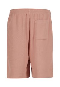 Shorts en tissu texturé rose avec taille élastique et une unique poche plaquée à l'arrière côté droit.