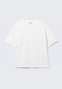 T-shirt branca de manga curta feita de algodão com decote redondo e corte descontraído. Sem padrões ou destaques visíveis. Design simples.