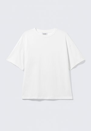 T-shirt branca de manga curta feita de algodão com decote redondo e corte descontraído. Sem padrões ou destaques visíveis. Design simples.