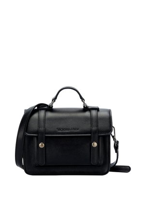 Sort læder crossbodytaske med topgreb, frontklap, to sølvknapper og præget "Victoria Hyde" logo på fronten.