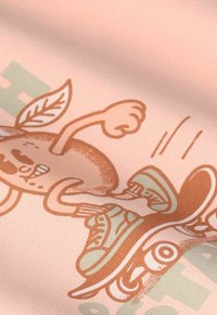 Tissu graphique en rose pastel, présentant un personnage de dessin animé ressemblant à une graine avec des bras et des baskets, imprimé avec des accents marron et menthe.