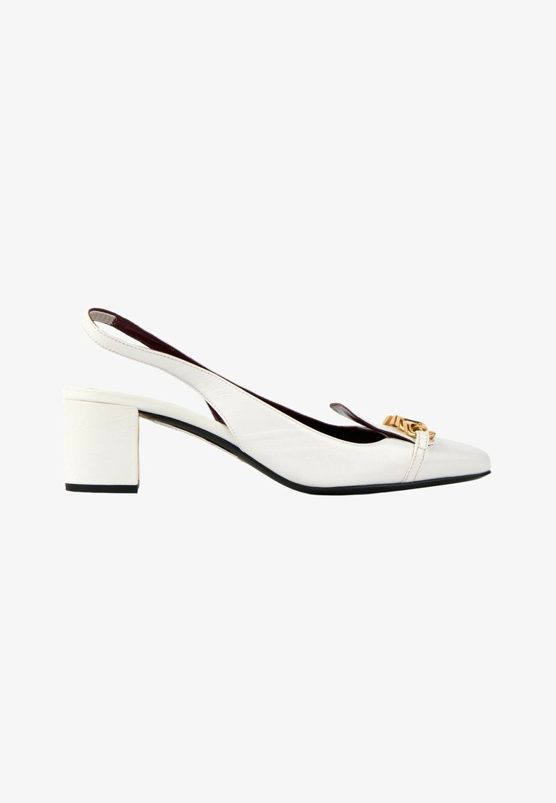 Escarpin slingback en cuir blanc avec un talon bloc bas et un détail chaîne dorée sur l'avant-pointu sur fond blanc.
