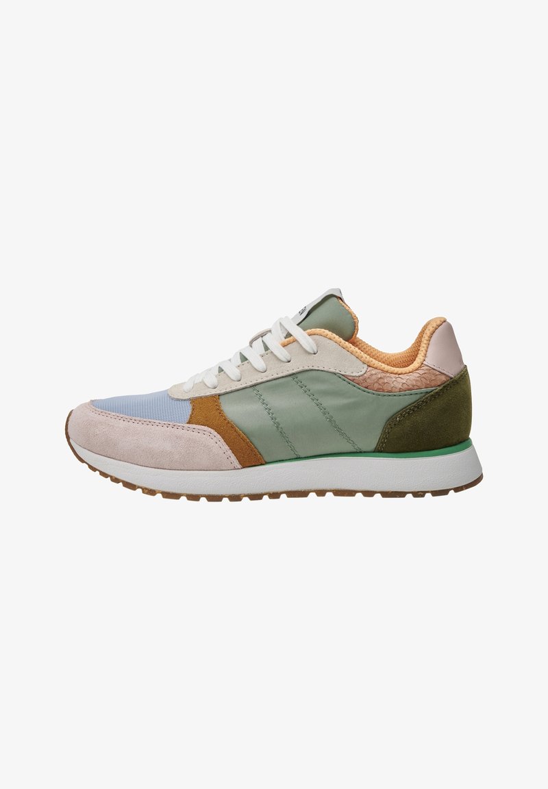 Sportliche Sneaker aus einer Mischung von Wildleder, Leder und Mesh in Pastellfarben: hellblau, beige, grün und braun, mit weißen Schnürsenkeln und Gummisohle.