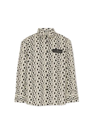 Chemise à manches longues avec un motif textuel répétitif "RICHMOND" en noir et beige et une petite étiquette de marque rectangulaire noire sur la poitrine.