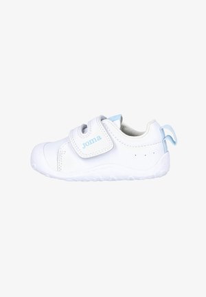 Zapatilla blanca con un acento azul claro y tiras de Velcro, fabricada con material sintético suave, con una suela de goma texturizada para mayor agarre.