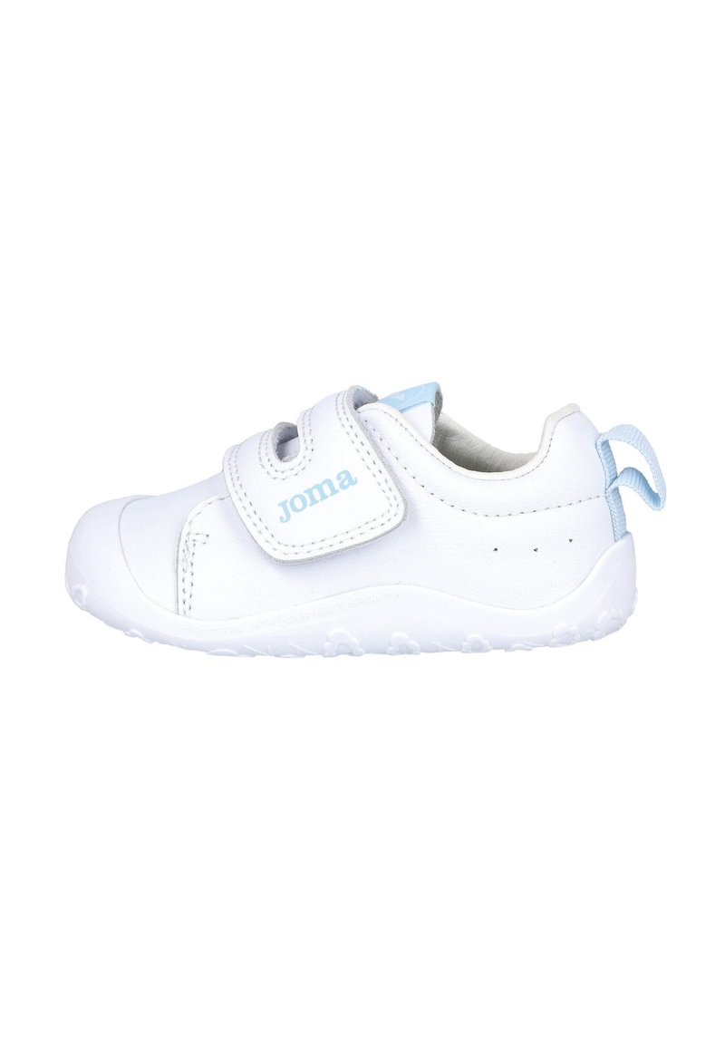Zapatilla blanca con un acento azul claro y tiras de Velcro, fabricada con material sintético suave, con una suela de goma texturizada para mayor agarre.