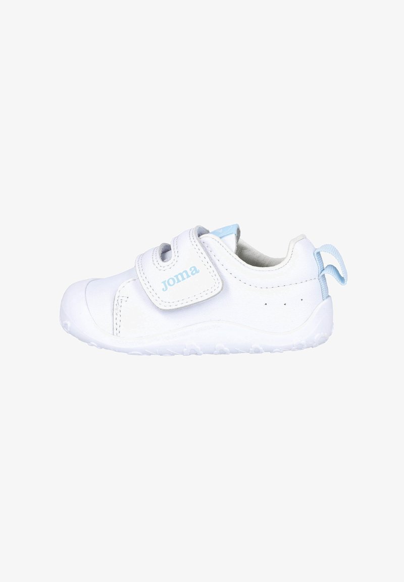 Zapatilla blanca con un acento azul claro y tiras de Velcro, fabricada con material sintético suave, con una suela de goma texturizada para mayor agarre.