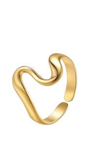 Goldfarbener Metallring mit einem wellenförmigen, offenen Design. Die glatte Oberfläche, das polierte Finish und die asymmetrische Form schaffen eine moderne Ästhetik.
