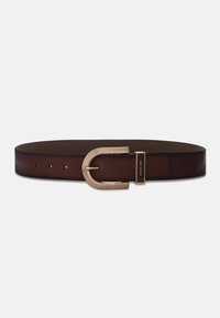 Bruine leren riem met een brede band, uitgerust met een goudkleurige, gebogen gesp en vijf aanpassingsgaten voor de pasvorm.