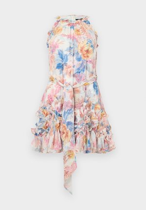 Vestido floral en una tela liviana con un dobladillo con volantes, estampado en tonos de rosa pálido, azul y amarillo, cuello halter y un cinturón de lazo en la cintura.
