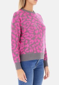 Maglione a maniche lunghe con una base grigia e un motivo leopardato rosa brillante. Presenta un colletto a girocollo e polsini e orlo a coste.