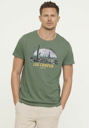 Lee Cooper ACARI - T-shirt imprimé - kaki