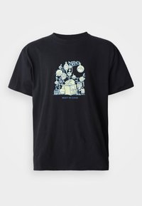 Sort kortærmet t-shirt med et lysblåt grafisk design, der har forskellige tegneseriestil-elementer og teksten "BEDST I KLASSEN."
