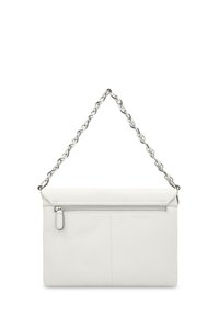 Borsa a tracolla in pelle bianca con una texture liscia, dotata di una chiusura con zip superiore e di una tracolla in catena argentata.