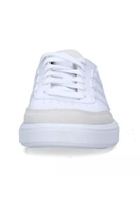 Zapatillas deportivas blancas con un upper de cuero suave, puntera de ante en contraste y cordones planos. Suela de goma blanca gruesa para mayor soporte.