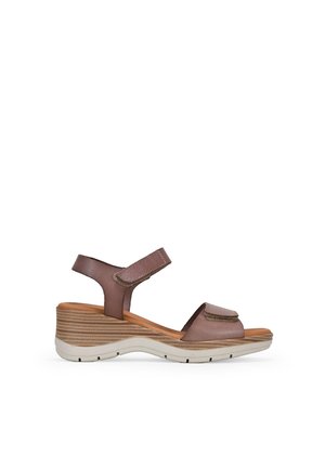 Sandalias de cuña de cuero marrón con correas ajustables, suela beige texturizada y un diseño estratificado. Plantilla suave para mayor comodidad.