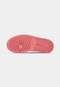 Semelle de chaussure en caoutchouc rose vif avec des motifs de grip texturés, des accents circulaires et un logo. Design plat avec des bords arrondis.