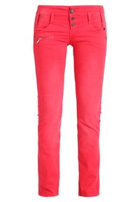 Pantaloni slim-fit rossi brillanti con tre bottoni frontali, due tasche frontali e una tasca con zip angolata sul lato sinistro.