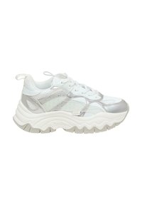 Baskets blanches et argentées avec semelle épaisse ondulée, lacets à l’avant, détails en mesh et languette au talon, vues de l’extérieur.
