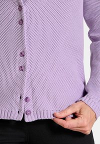 Lichtpaarse gebreide cardigan met een gestructureerd patroon, ronde halslijn en vijf knopen met een gladde afwerking. Geribbelde onderkant en manchetten.