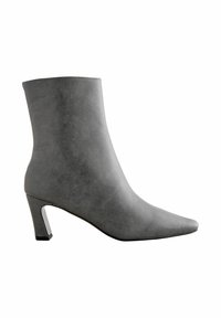 Grå ankelstøvle med en struktureret overflade, spids tå og en mellemhøj hæl med en metallisk detalje. Glat finish med syede kanter.