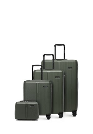Cuatro maletas rígidas de color verde oliva con asas telescópicas, de la marca "Wittchen", ordenadas de mayor a menor tamaño de derecha a izquierda sobre un fondo blanco.