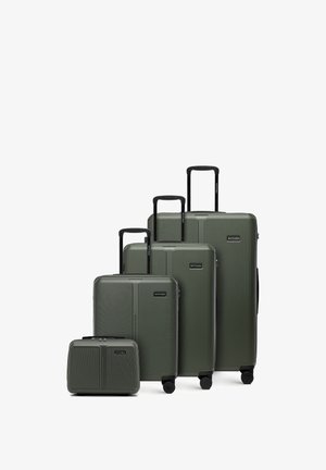 Vier olivgrüne Hartschalenkoffer mit Teleskopgriffen der Marke "Wittchen", in absteigender Größe von rechts nach links auf weißem Hintergrund.