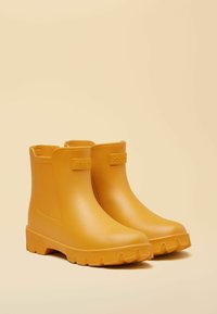 Unselected, ochre yellow