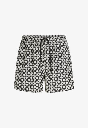 Zwart-wit geruite korte broek met een elastische tailleband en een zwart trekkoord, voorzien van een verspreid tekstpatroon.
