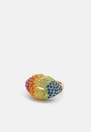 Gouden ring in de vorm van lippen, versierd met meerkleurige edelstenen in een regenboogpatroon, tegen een effen witte achtergrond.