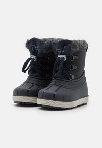 Botas de invierno en color navy con un suave forro gris, que presentan una suela de goma, cordones y costuras decorativas, adecuadas para climas fríos y húmedos.