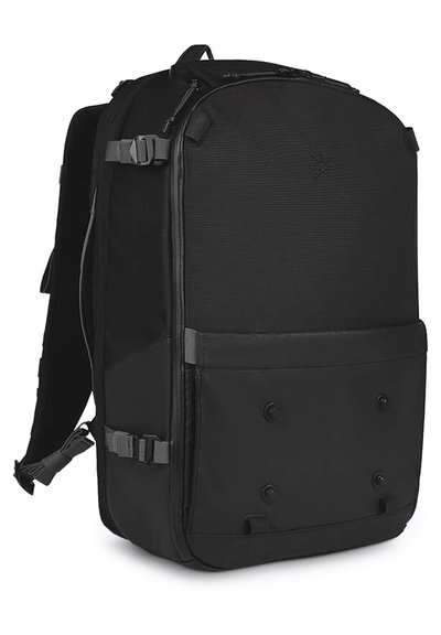 Zaino nero con un design rettangolare elegante. Realizzato in tessuto resistente, presenta spallacci regolabili e una tasca frontale con chiusure a scatto.